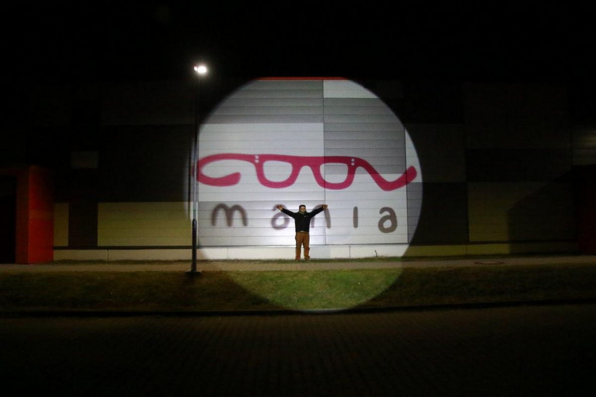 GOBO projektoriai - logotipo projekcija ant pastato sienos